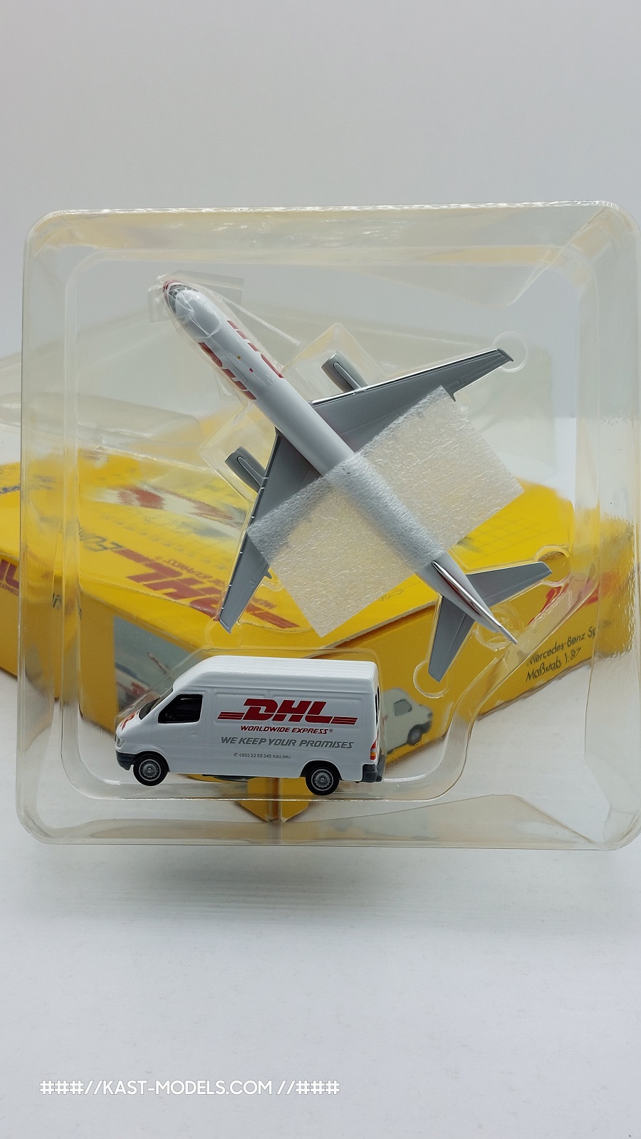 Mercedes Sprinter + Boeing 757-200 d Schuco 1/87 + 1/400